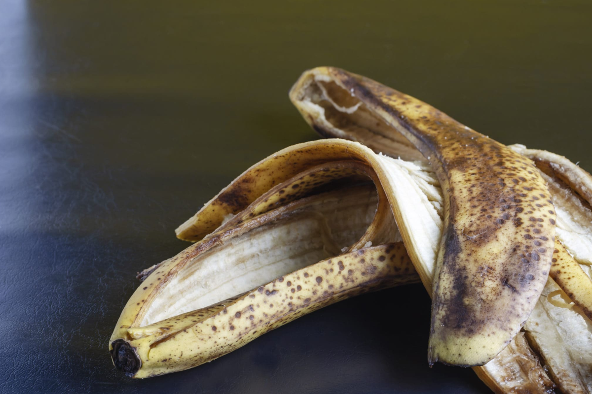 Анекдот из раздела "полезные советы" знаете? "Съели банан? Не спешите выбрасывать кожуру в мусорку! Мелко порежьте её острым ножом. Постелите на балконе газетку, разложите кусочки кожуры и следите, чтобы они были на прямом солнце. Дождитесь высыхания в течение 1-2 недель. Соберите сухие кусочки и прокрутите через мясорубку в крошку. Готово! Теперь кожура займёт меньше места в вашем мусорном ведре" 😂