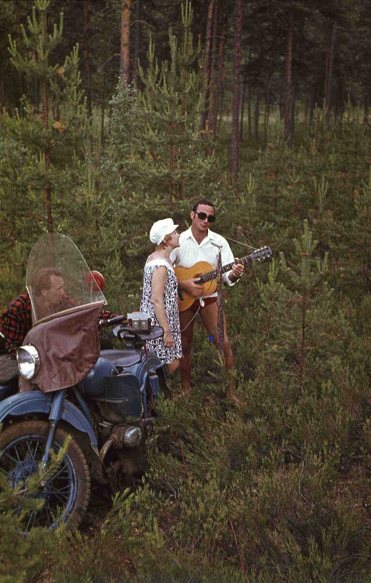 Лесной концерт 1 июля 1972 года. Посёлок Сосново Ленинградской области.   На фото: Галей Сиразетдинов, Галина Астафьева и Михаил Кане.
Фото Михаила Крыжановского.