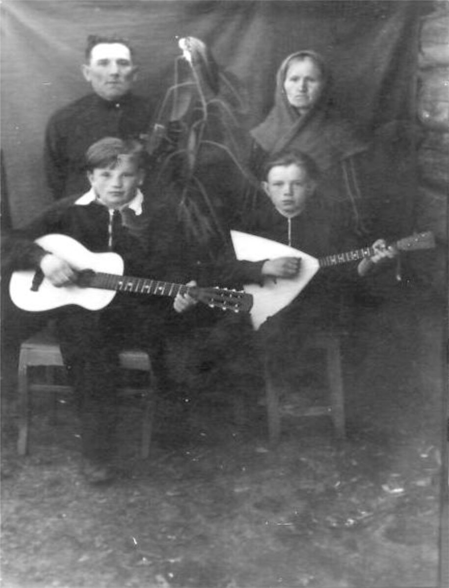 Во дворе нашего дома. Фотографировал В. Сайковский.
