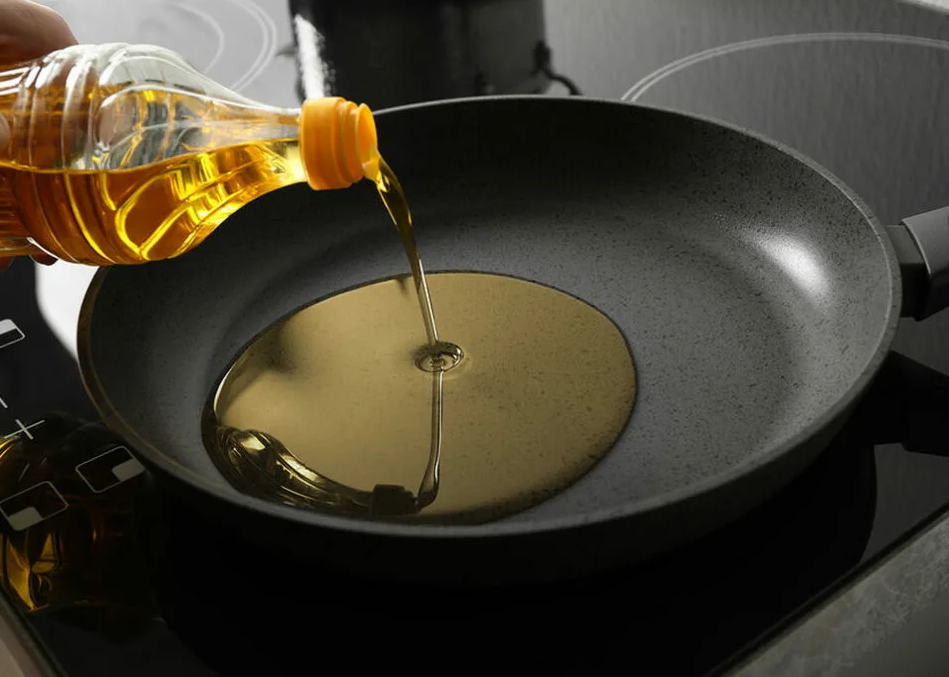 В кипящую воду можно налить растительное масло. Масло на сковороде. Наливаем масло на сковороду. Сковородка с маслом. В сковороду влить масло.