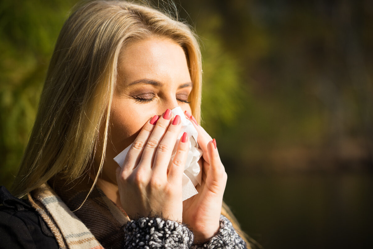 Человек чихает. Солнце и земля. Почему смотря на солнце чихаешь. Чихать от солнца. Солнце чихает.