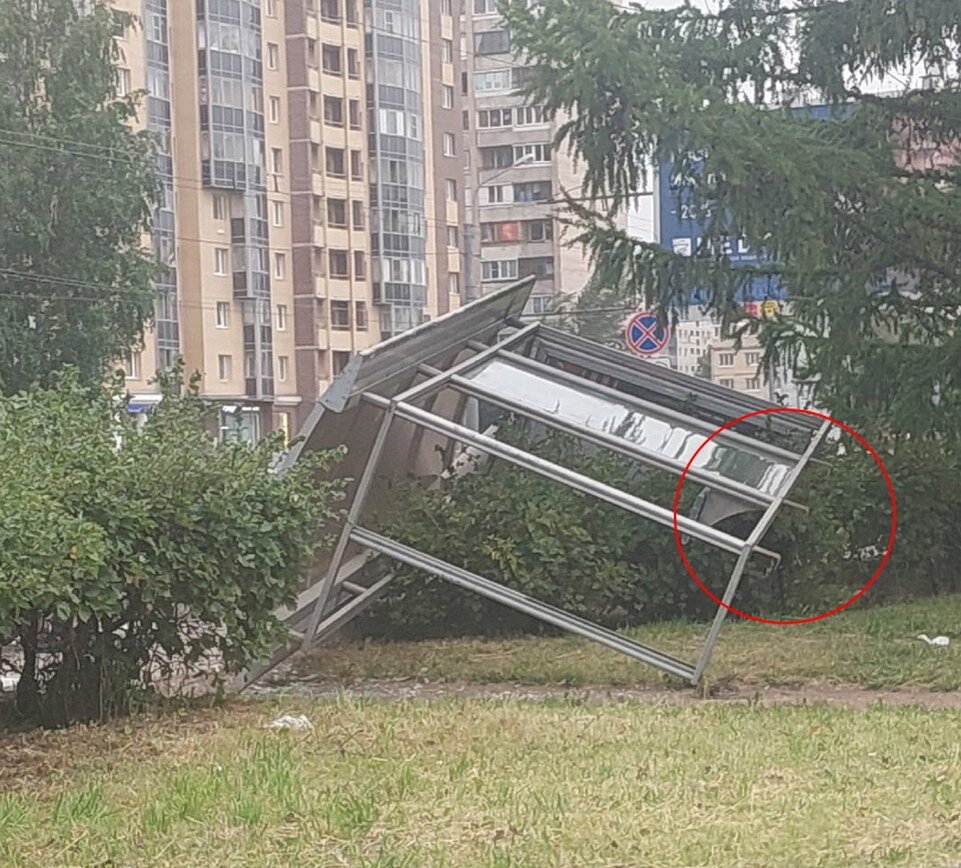     Крепление просто вырвало из фундамента. Хотя. по шкале Бофорта, порывы ветра 20 м/с немного слабы для такого разрушения. тФото: СОЦСЕТИ