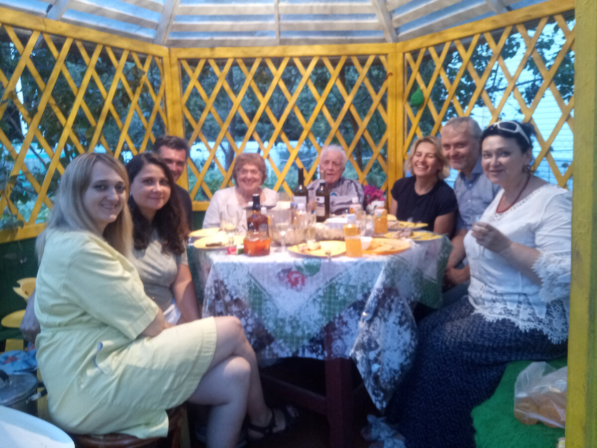 Тёплая компания. Из домашнего архива.