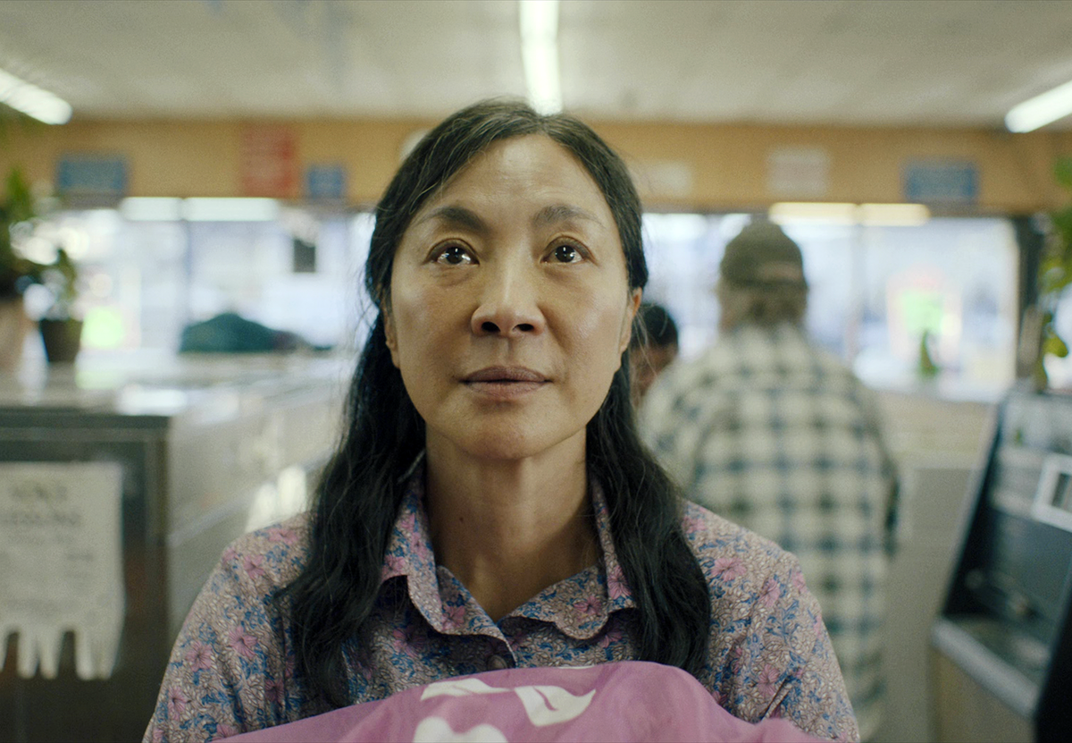 В фантастическом комедийном боевике «Всё везде и сразу» представлена одна из самых необычных для жанра героинь - пожилая хозяйка китайской прачечной