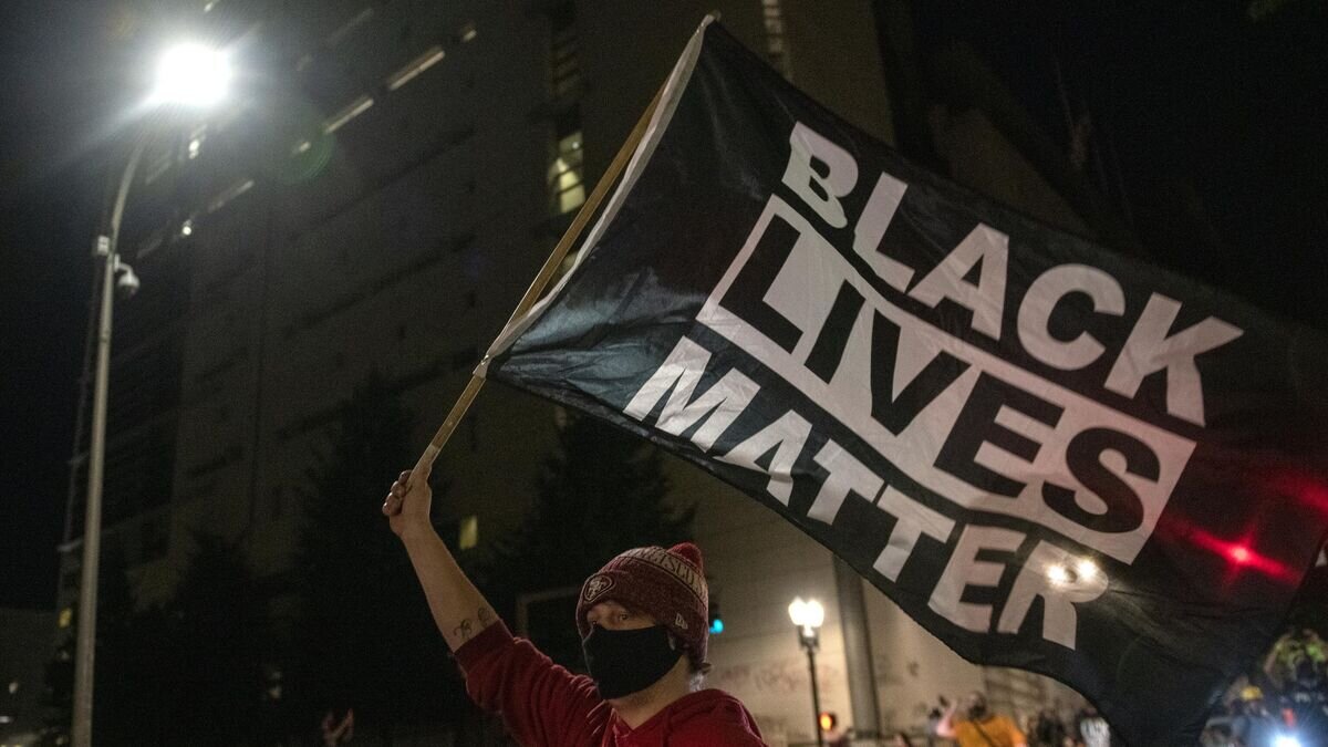    Протестующий из движения Black Lives Matter в американском Портленде© РИА Новости / Зак Вилкинсон