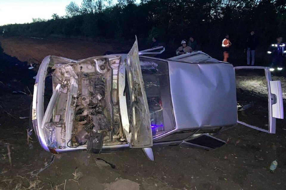     В Ростовской области в аварии с отечественным авто пострадали три человека. Фото: ГИБДД по РО.