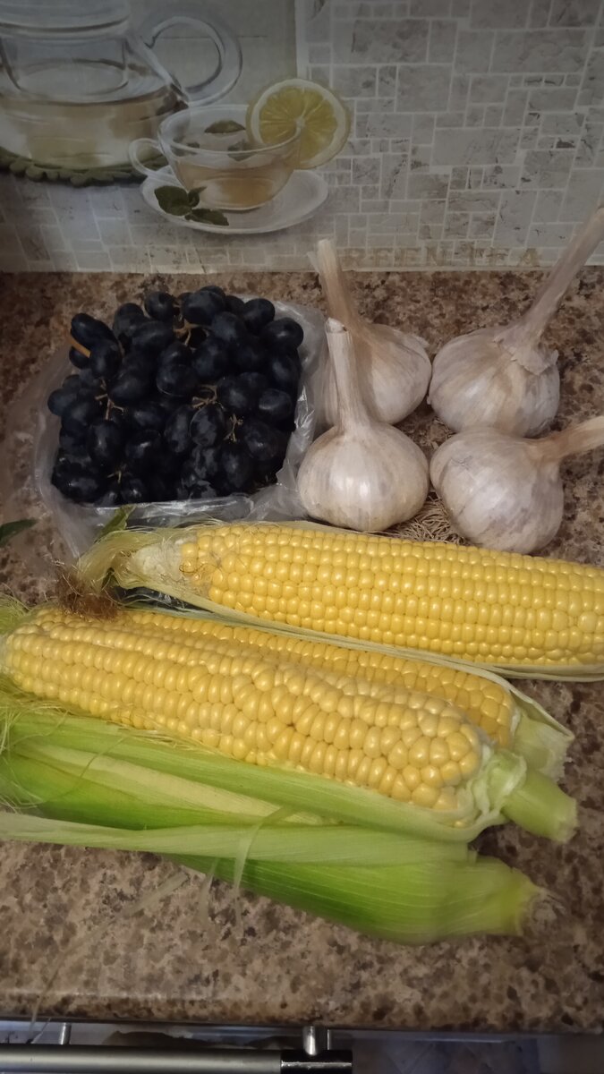 Закупка фруктов и овощей достаточно скромная. Всё ещё боремся с собственным урожаем