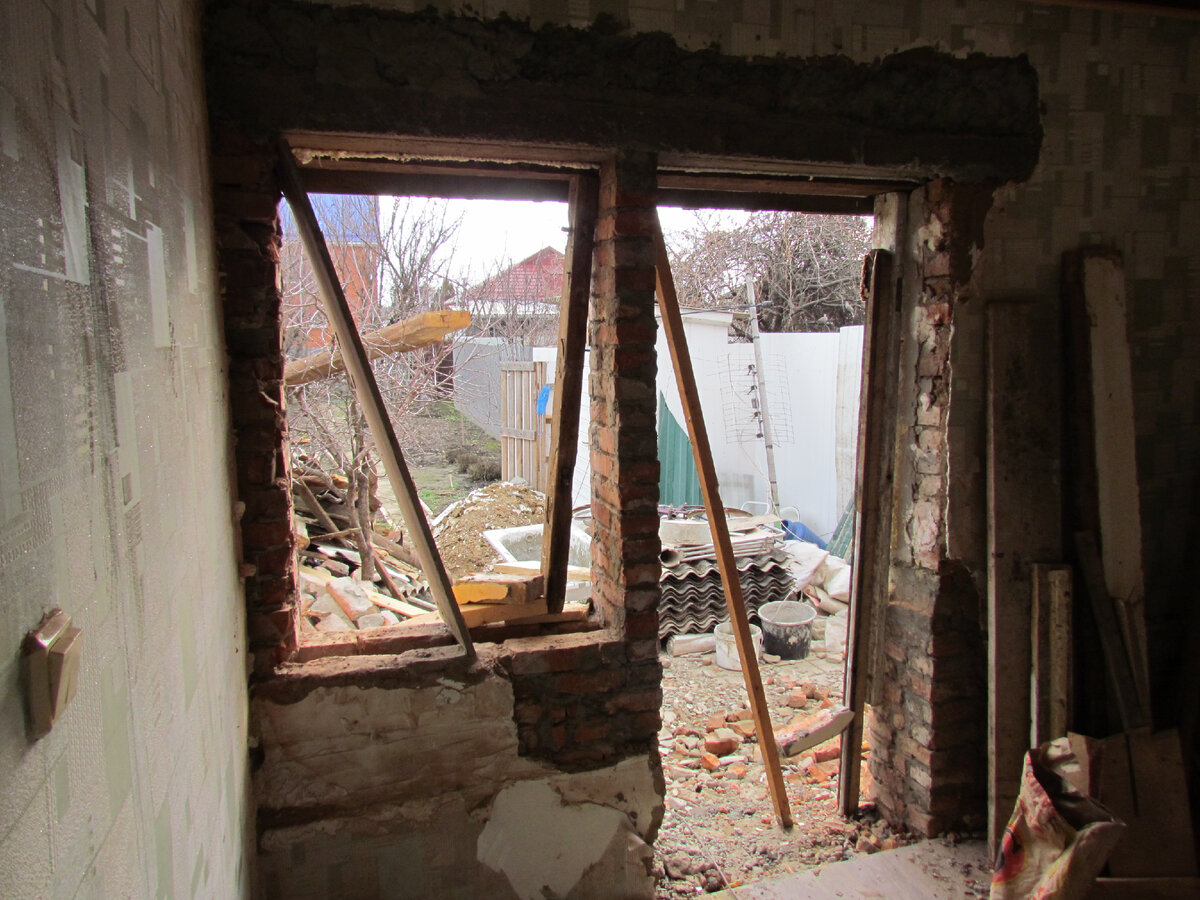 Мы не только выдолбали дверь и окно, но и ободрали стены и потолок. А ещё пришлось менять пол, потому что у прежней хозяйки протекали трубы и вода скопилась под полом.
