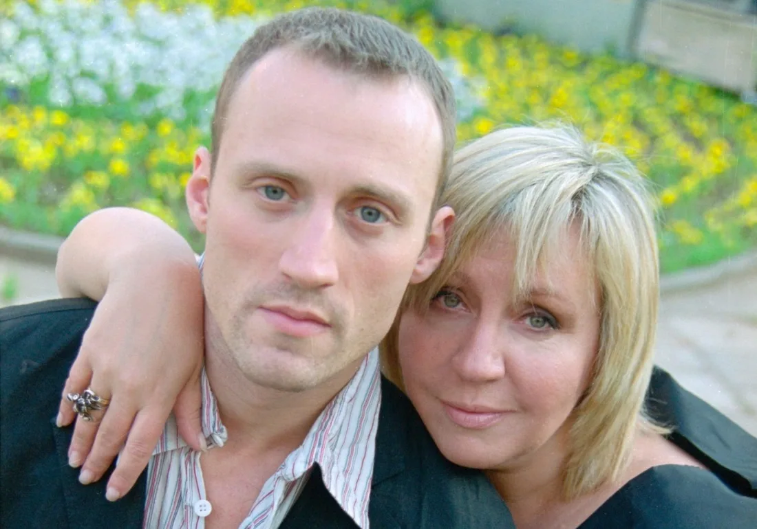 - Я ж её бросил после того как женился!