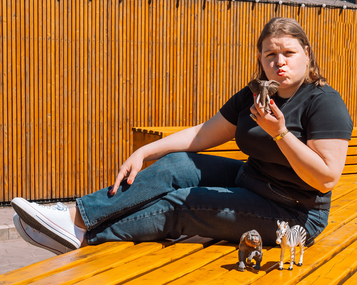 Всем привет! Меня зовут Елена Сокол и я логопед- практик. Я помогаю обычным мамам заниматься со своими детьми самостоятельно. Адепт семейного образования. 