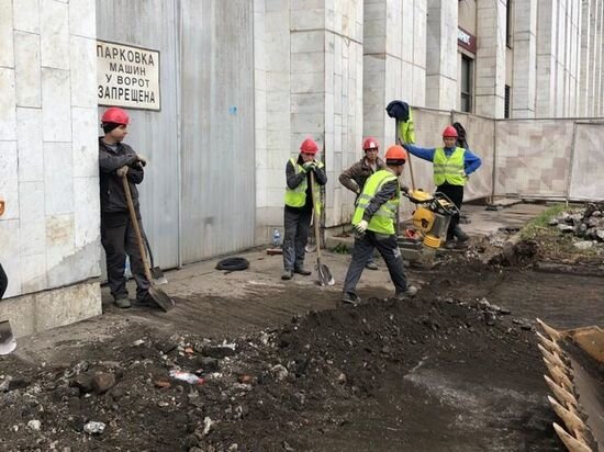     Горе-строители блокировали пожарный выезд и заняли "раскопками" весь тротуар