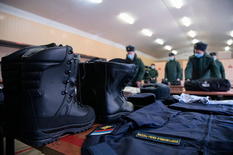    «Я не думаю, что 300 тысяч человек могут быть подготовлены в военном отношении за один месяц или чуть больше. Почему? Потому что для этого нужно развернуть учебные центры по всей стране — ведь в одно и то же место не свезешь все 300 тысяч»