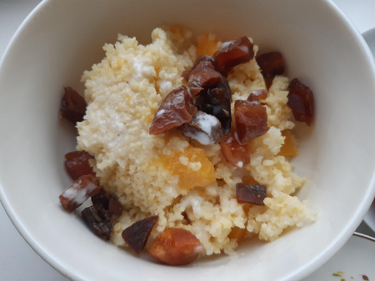 пшенная каша с тыквой, шоколадной курагой и кокосовым молоком