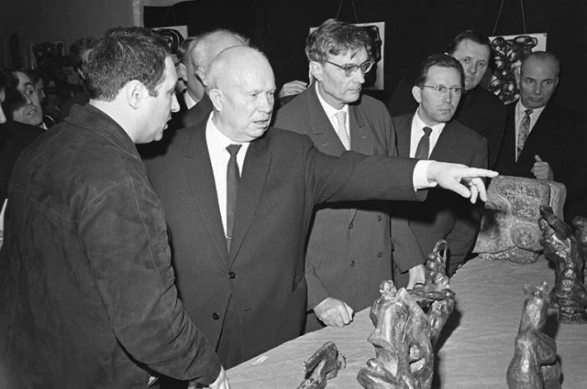    Центральный Выставочный зал «Манеж». Выставка «30 лет МОСХа». Первый секретарь ЦК КПСС Никита Хрущев высказывает свою точку зрения на современное искусство. 1 декабря 1962 г.