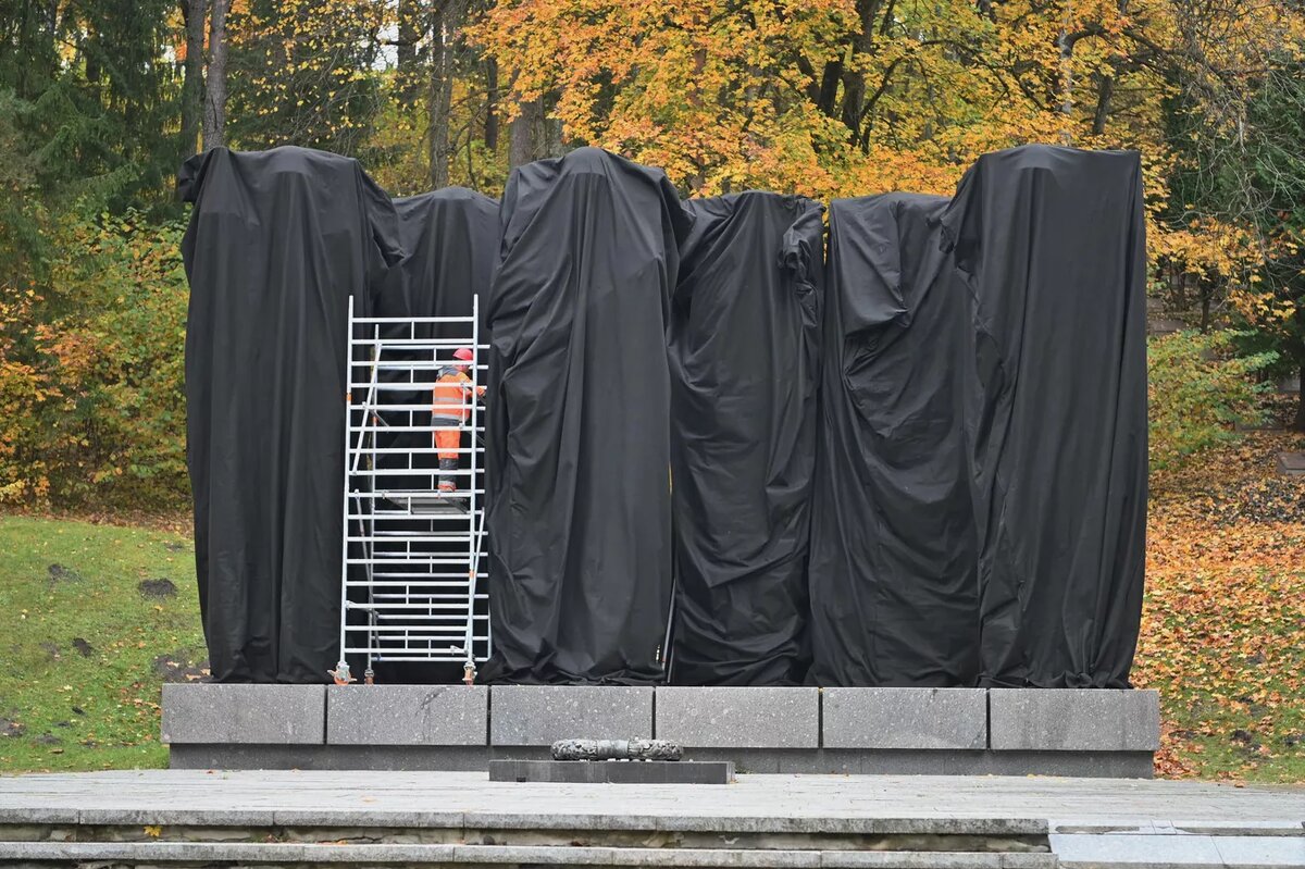 В четверг на Антакальнисском кладбище скульптуры советских воинов накрыли черной тканью