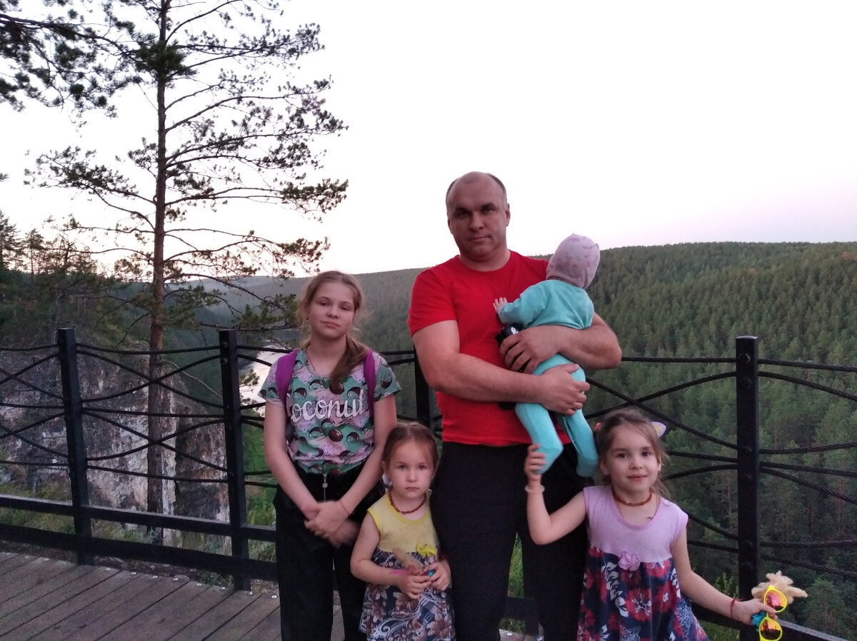 Ну как-то так) Иногда кто-то в кадре вот такой. А что? Бывает и так. Когда Мама пристаёт, чтобы сделать фотографию 📸