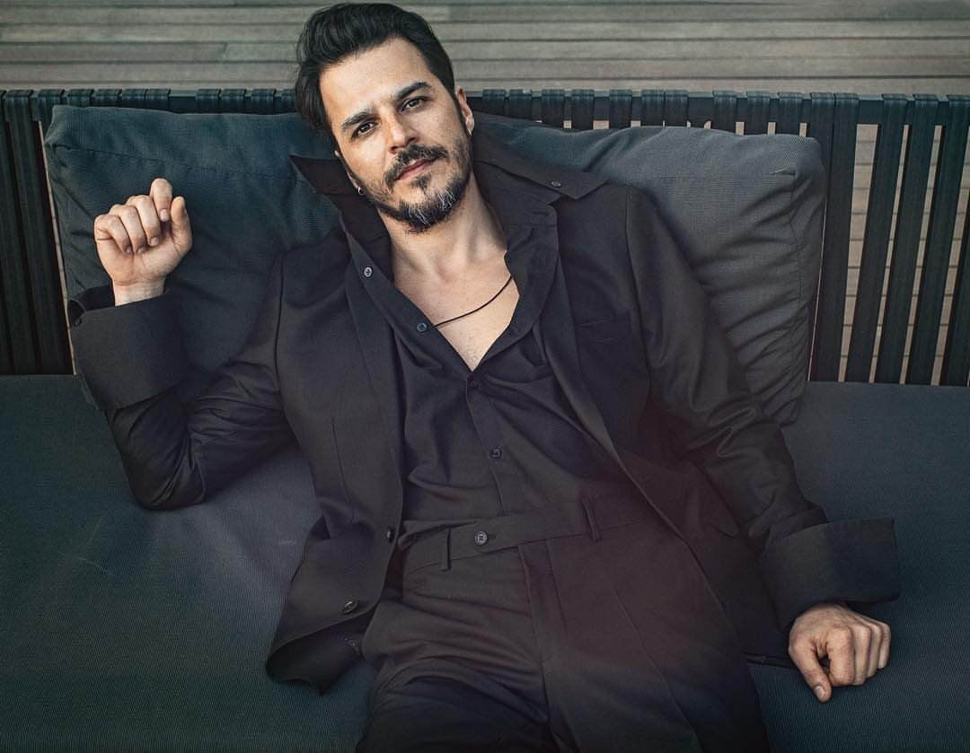 Мехмет Гюнсюр — его лицо на знакомо тоже из “Великолепного века” 