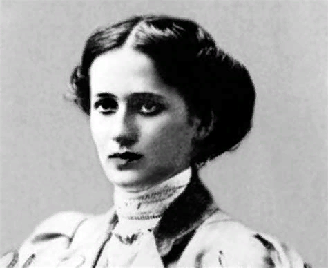 Её внешность - дааа.. Очень  необычно красива в  молодости