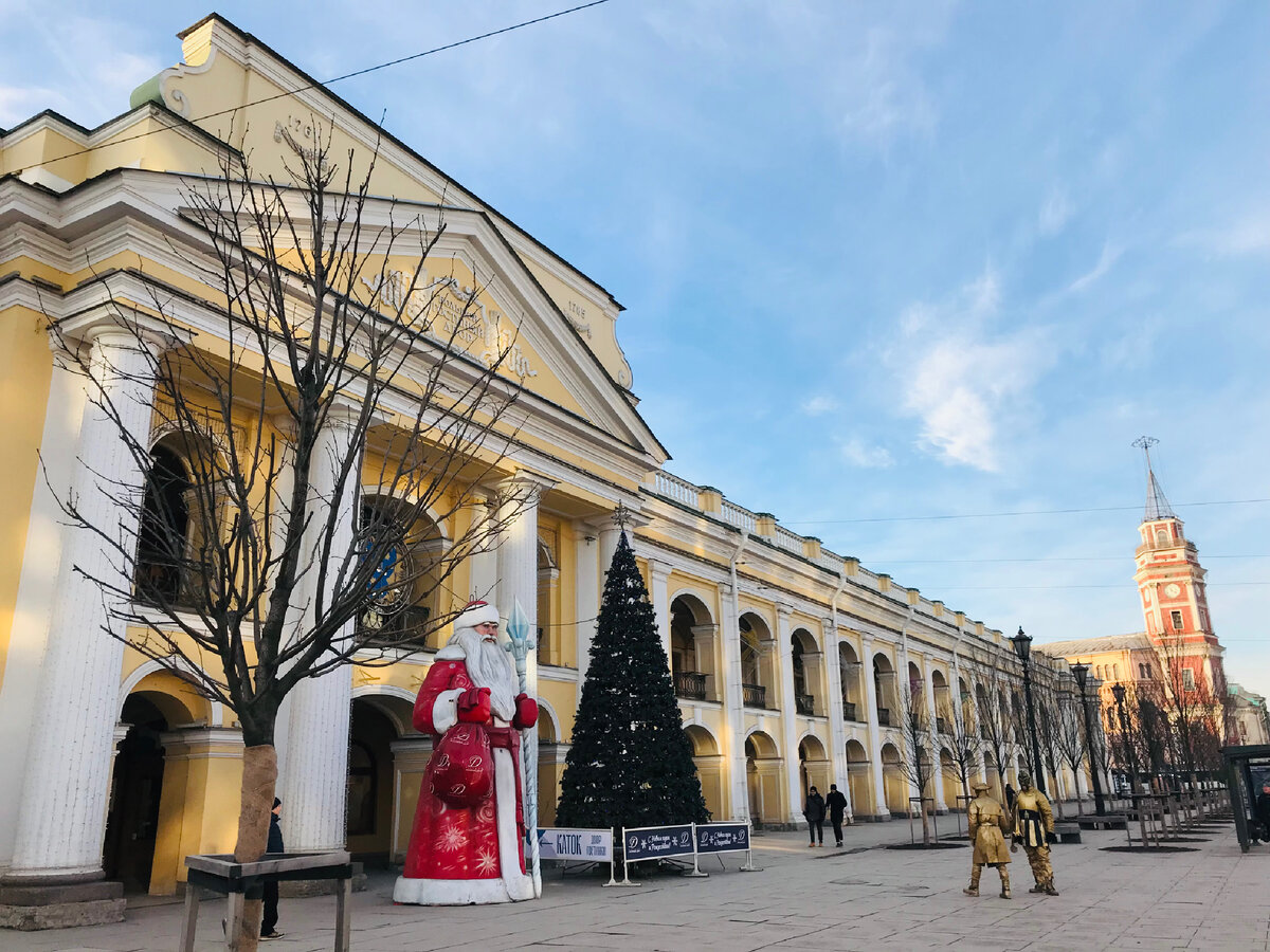 Фасад Гостинки, выходящий на Невский проспект. Фото автора.