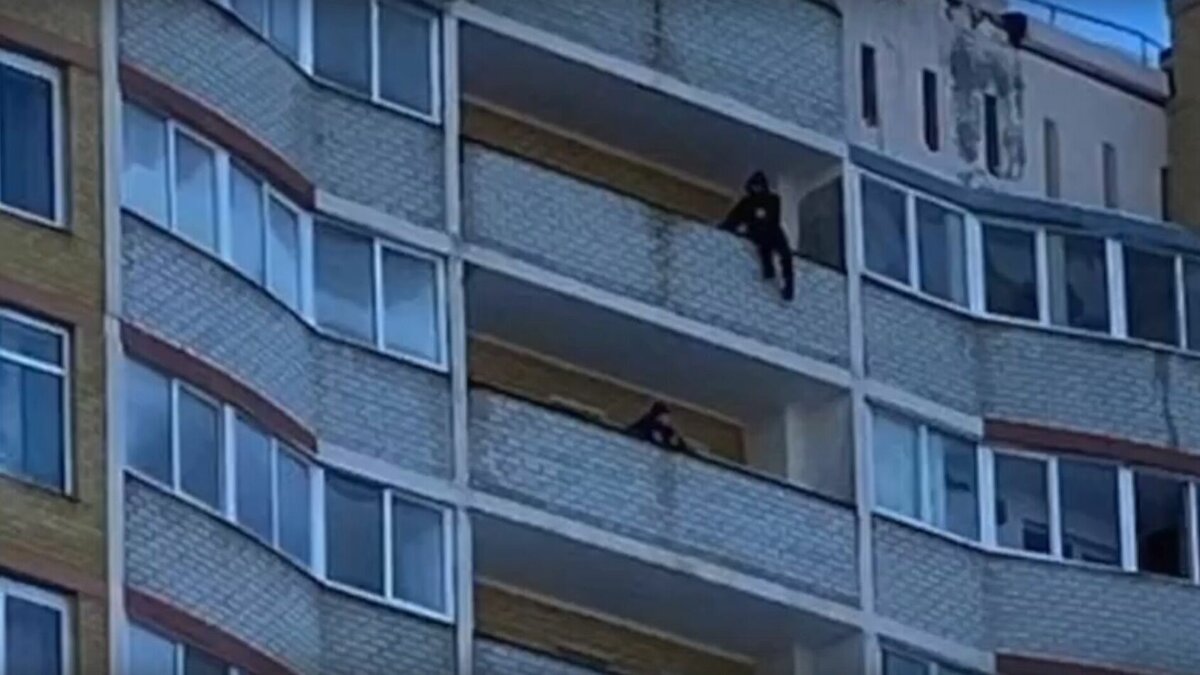 Петербурженку разорвало на части после падения с балкона дома