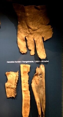Перчатки из тонкой кожи 14-15 вв. Дания, музей истории Рандерс.