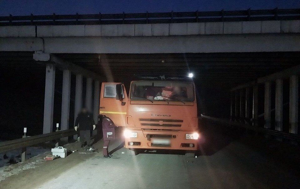     Сразу два похожих ДТП с участием грузовиков произошли в Беларуси 8 февраля 2023 года. Фото: pristalica.by