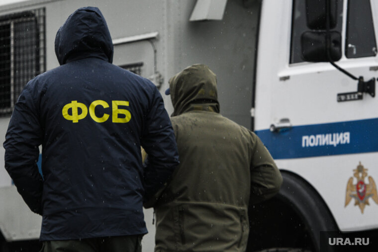    Экс-сотрудники ФСБ получили взятку за помощь бизнесмену уйти от уголовной ответственности