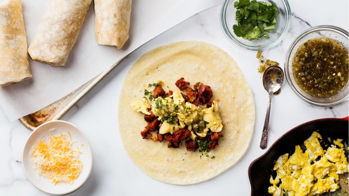 Бурито - это, когда в мягкую лепешку заворачивают разнообразную начинку. Photo by Chelsea Kyle.