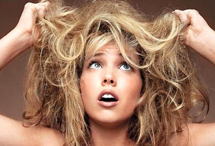 Мелирование является довольно популярным видом окрашивания, так как происходит окраска не всей поверхности волос, а лишь частичное осветление прядей по всей голове или в отдельно выбранных зонах. Но при этом щадящим этот вид окрашивания сложно назвать - нанесение обесцвечивающей смеси не сказывается положительным образом на состоянии обработанных волос.