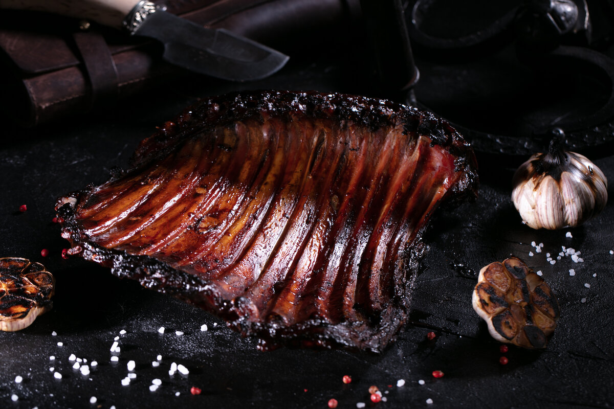 С 1 мая в мясном ресторане «Бочка» стартует сезон ребер. В течение лета здесь будут жарить на гриле свиные и телячьи ребра, а также ребра ягненка и оленя. К каждому виду тщательно подобран букет из пряных трав и маринадов, которые раскрывают и подчеркивают вкус продукта. 