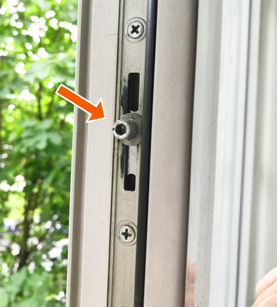 Стандартная шестигранная цапфа в створке окна