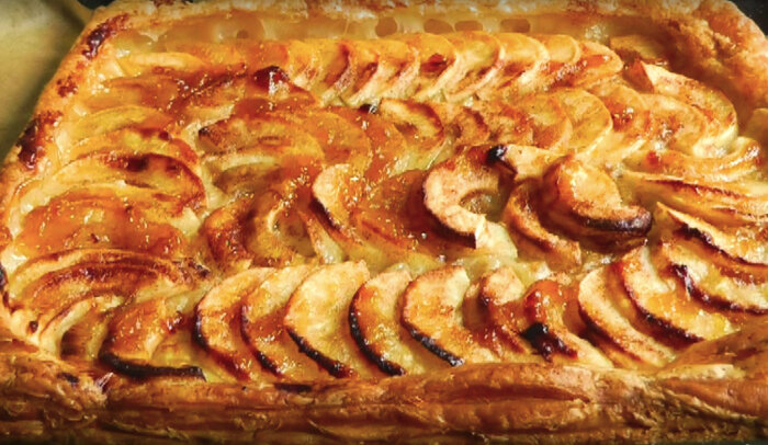 Пирог из слоеного теста с яблоками
