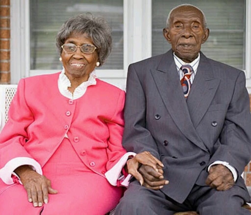 Сколько лет прожили в супружестве маниловы. Зельмира Фишер. Герберт и Фишер 86 лет в браке. Пожилой афроамериканец. Темнокожий старик.