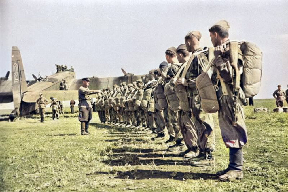 Лейтенант Н.Ф. Дзагомов проверяет вооружение парашютистов перед посадкой их в самолёт во время тактических занятий десантной части. 1942 г. Автор: Марк Редькин. Фотография использована в качестве иллюстрации.