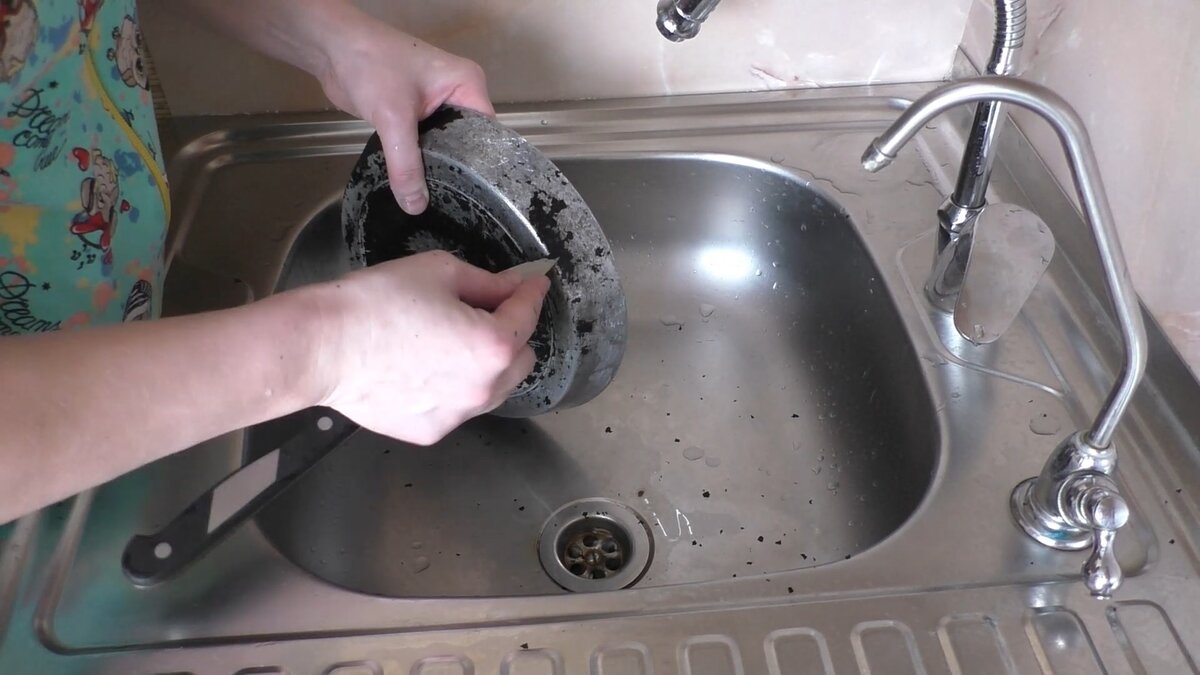 Яйца грязные можно ли их мыть. Сода для чистки посуды. Силикатный клей для чистки сковородок. Откручиваем раковину грязь. Кипячение посуды с клеем.