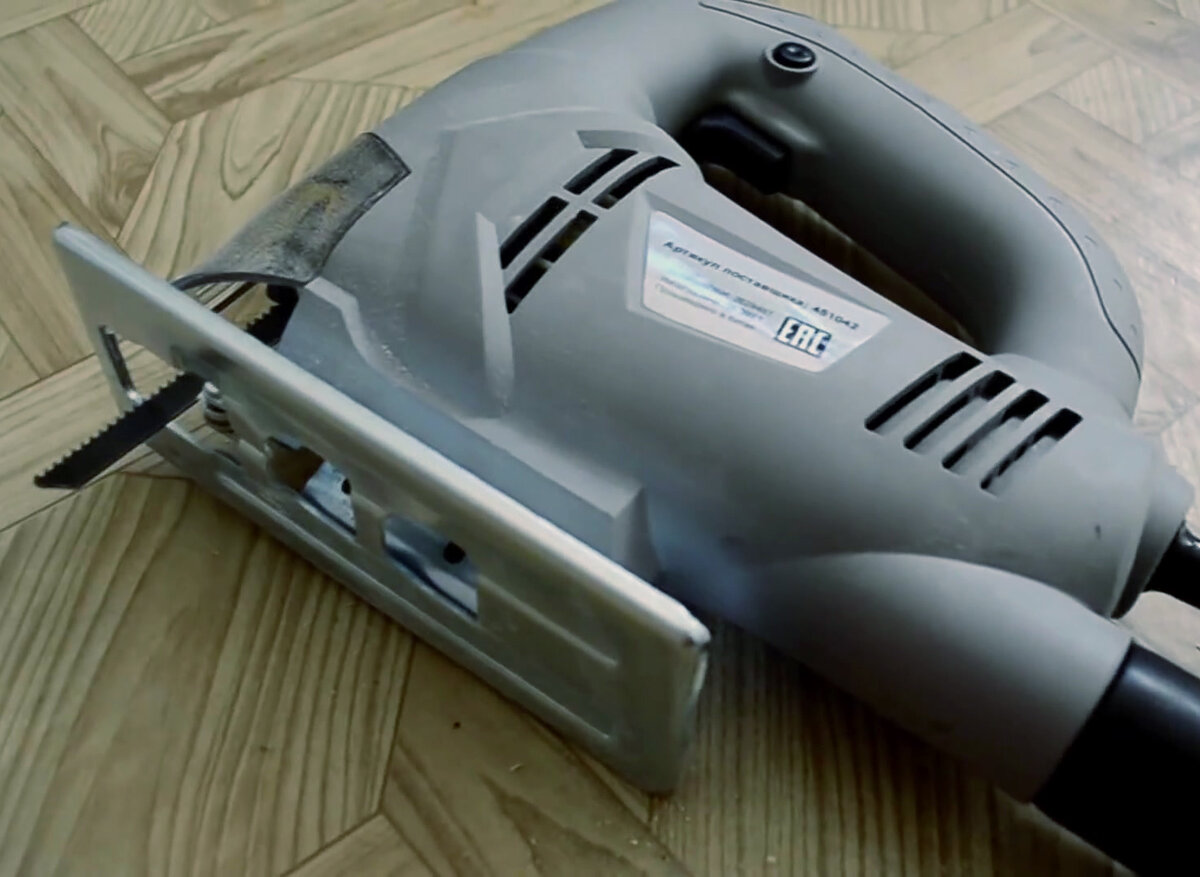 Дешевый лобзик.