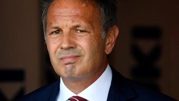 «Я болен лейкемией. Это стало для меня настоящим потрясением. Я проплакал несколько дней, перед глазами пронеслась вся моя жизнь. Но теперь с нетерпением жду начала боя. Это агрессивная болезнь, но ее можно победить. Уверен и у меня нет никаких сомнений, что я выиграю эту битву, используя свою тактику», - подчеркнул 50-летний сербский специалист.
