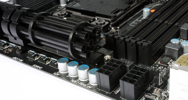 Плата MSI BigBang Xpower 2 была создана для экстремального оверклокинга и поэтому оснащалась питанием процессора 8+8 pin. Можете видеть разную форму отверстий (ключи) и "зуб" для надежного удержания провода в разъеме.