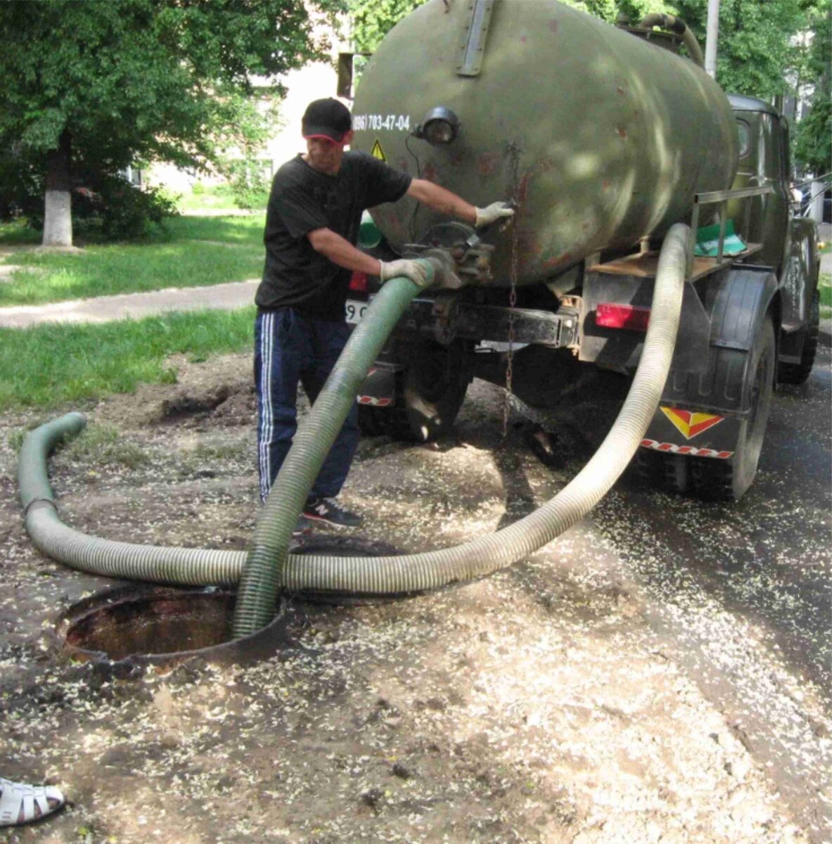 машина для откачки канализационных отходов. ассенизация выгребных ям. 5 кубов. ассенизатор шланг 30 метров. труба для выкачивания канализации.