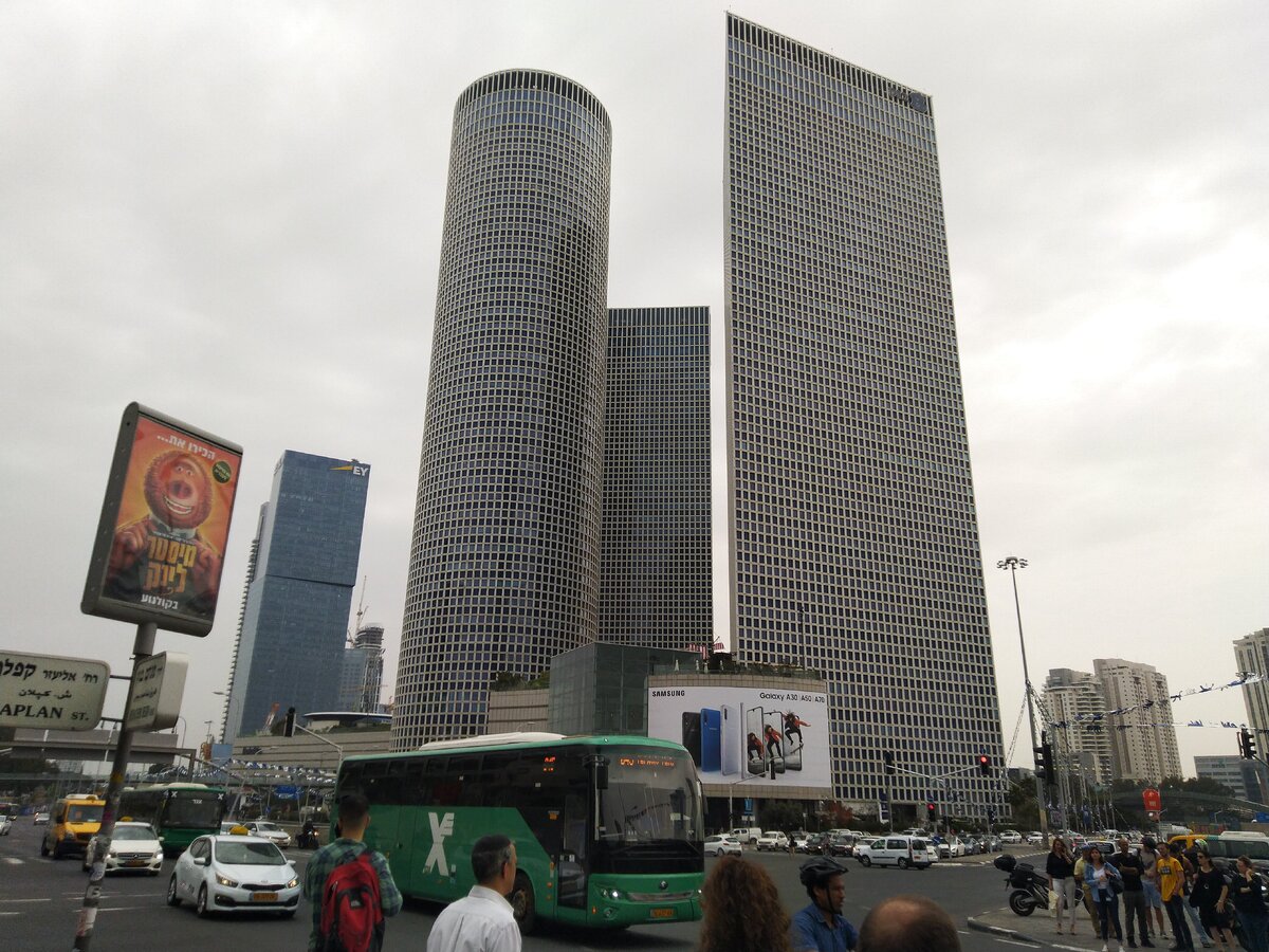 В Тель-Авиве живет около 450 тысяч жителей 