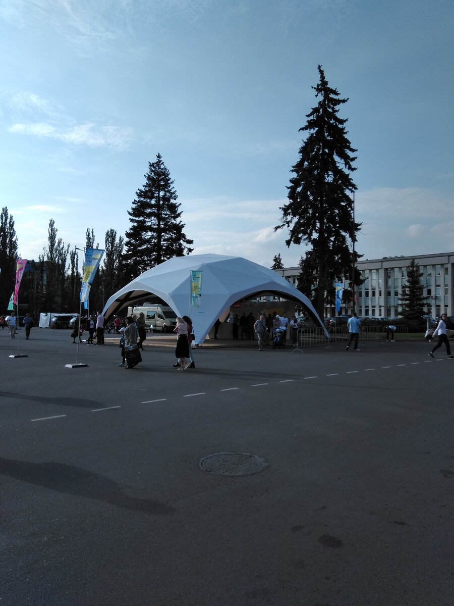 Вот такой шатер, где можно приобрести билеты.