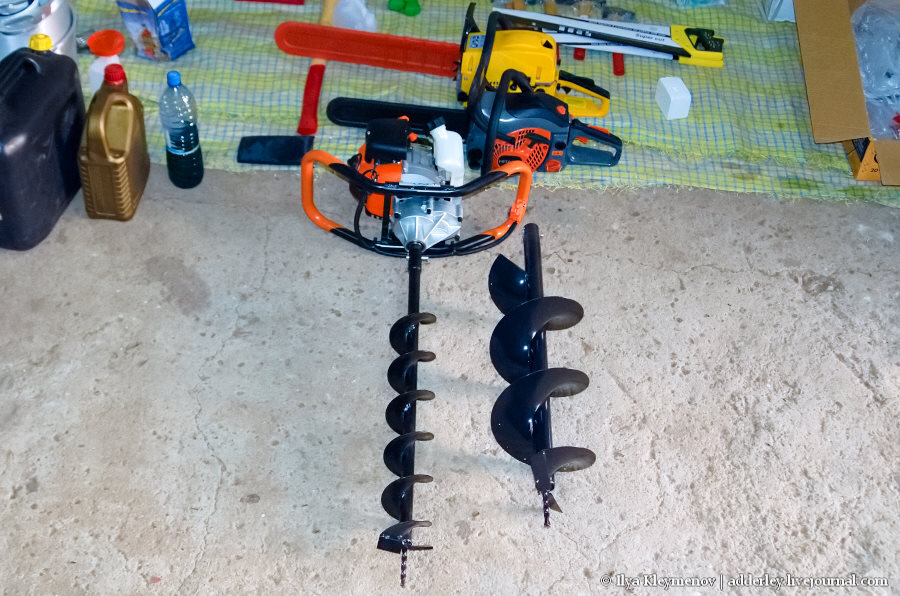 2. Совершенно нет время рассказать вам про подготовку к закладке плантации. А сделано уже многое - завтра запилю подробный пост. На фото машина, которую мы купили на алиэкспрессе и доставили с почтой UPS на Мадагаскар. МотоБУР! Лунки для саженцев копать.

