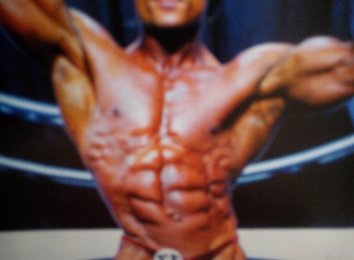 Тонкая талия бодибилдера