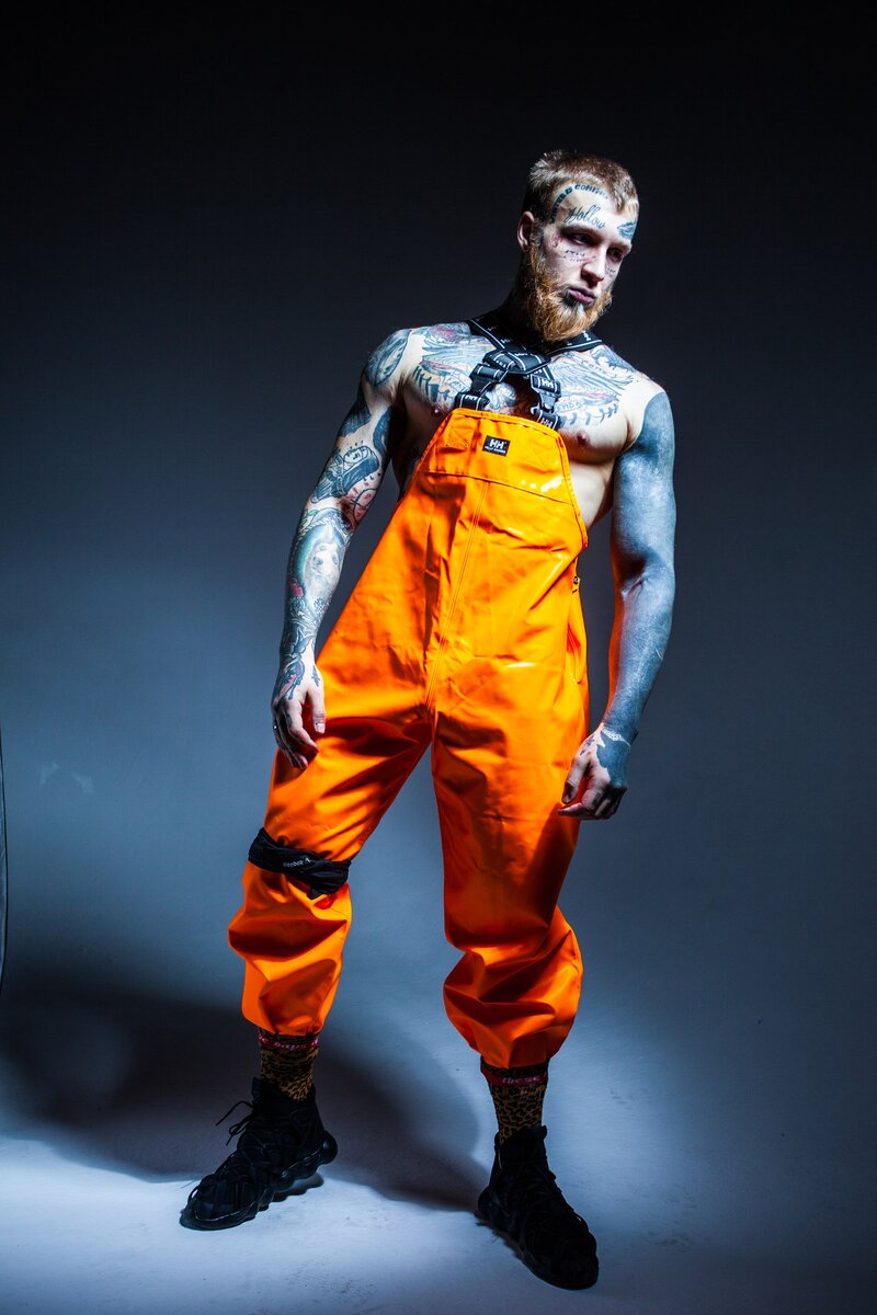 Денис Шальных никак не определится в жизни: рок или барбер-шоп