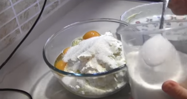 В перетертый творог добавить все ингредиенты:4 яйца,3 ст.ложки манки,6 ст.ложек сахара,пакетик ванильного сахара.