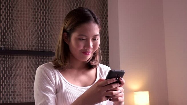 Привычка «посидеть» со смартфоном перед сном, вообще, самая вредная из всех, так как мерцание экрана раздражает нервную систему, и она еще долго не может прийти в себя, тем самым не давая человеку уснуть. Альтернатива телефону — старая добрая книга (не электронный аналог, а бумажный переплет).