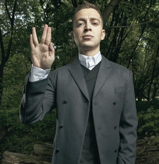 Мирон часто показывает этот жест