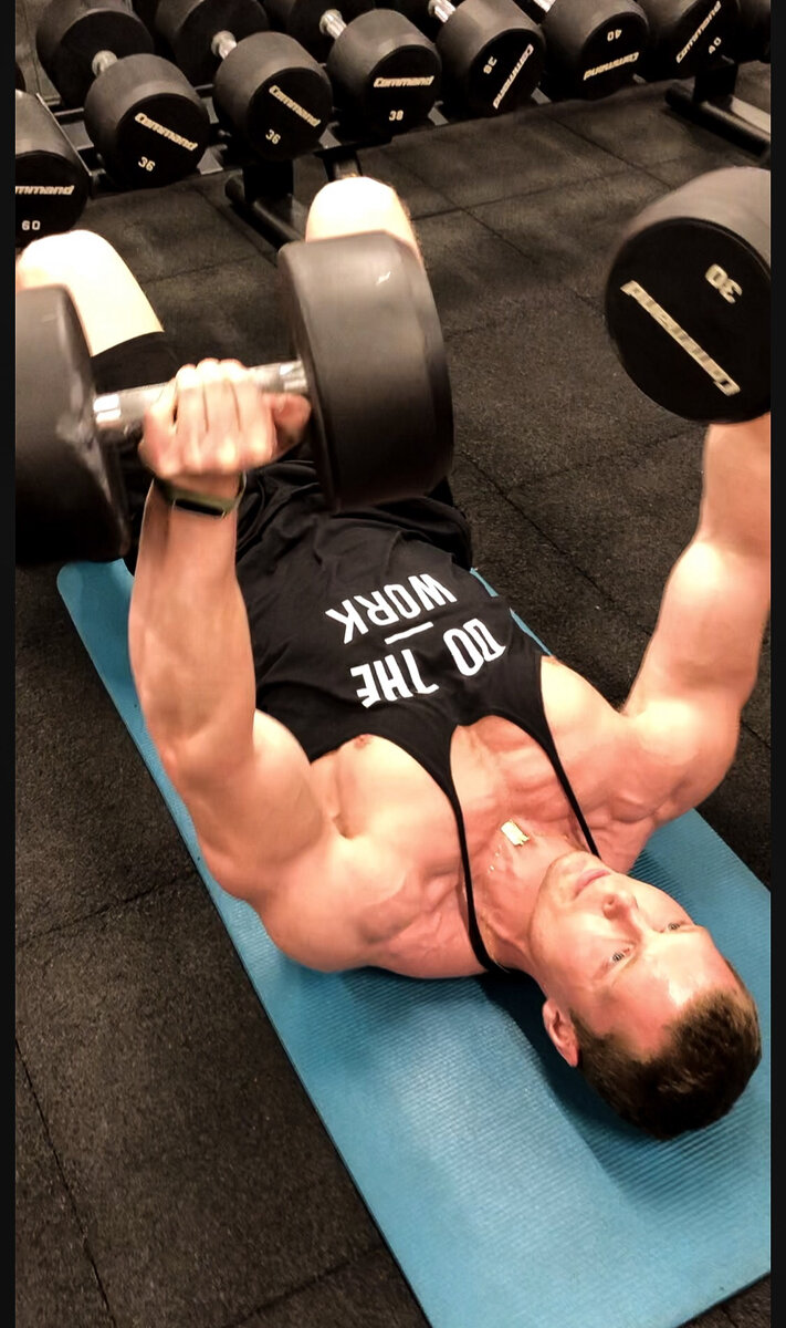 Жим гантелей лежа на полу