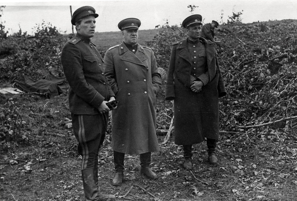 Александр Голованов и Георгий Жуков в расположении советских войск