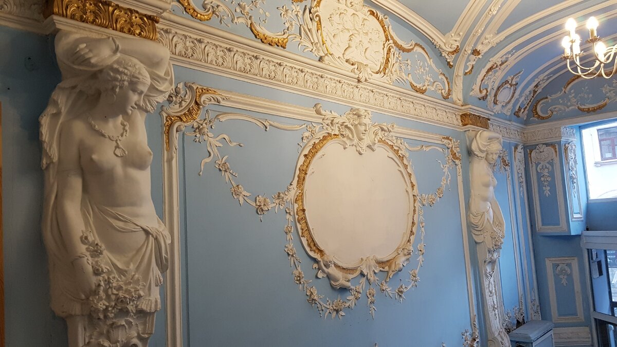 Шедевр!  Парадная в особняке Каншина В.С. Фото автора. Эту парадную не признали объектом, имеющим историческую ценность. Ее поддерживают за счет частной музыкальной школы и пожертвований. 